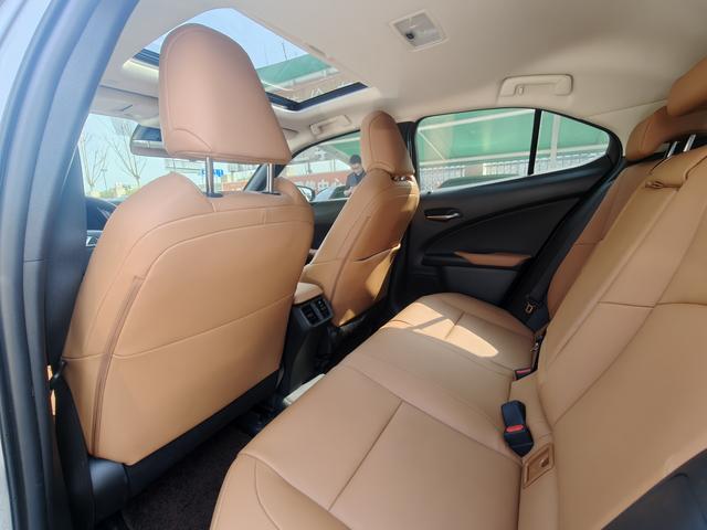 Lexus UX 260h Exploration Cool Edition 2022 - фото 8